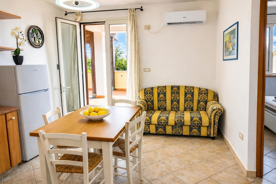 Kitchen or kitchenette, Living room, Seating area, Dining area, kitchen, air conditioner