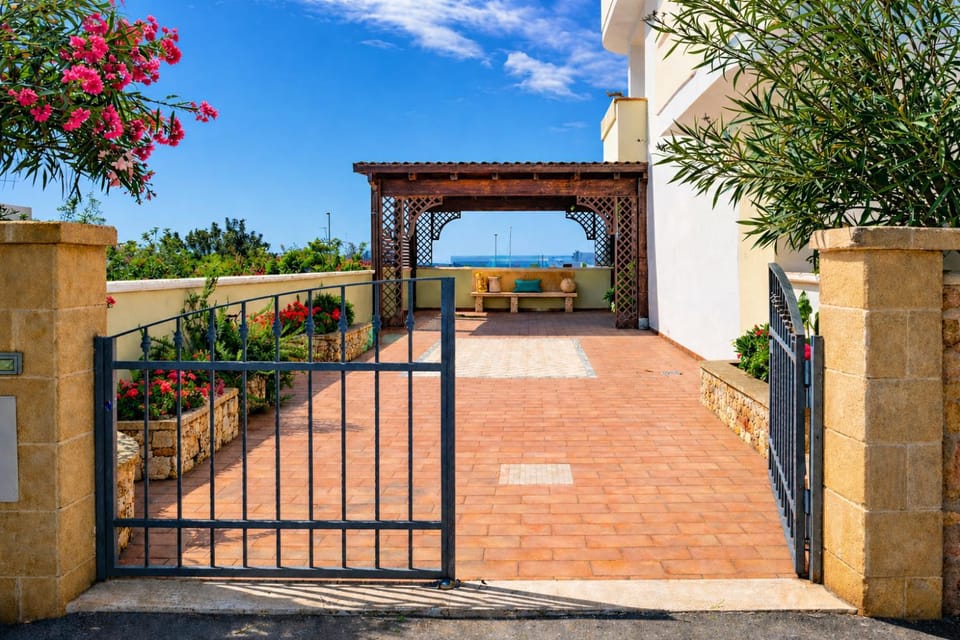 Property building, Day, Garden, Parking