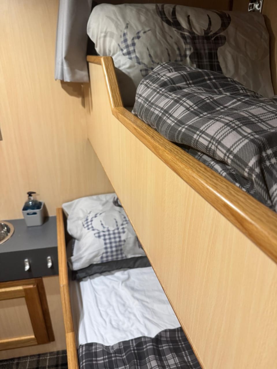 Nova Spero Boat & Breakfast - Caledonian Canal Docked boat in Scotland