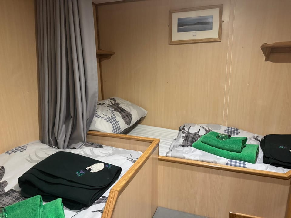 Nova Spero Boat & Breakfast - Caledonian Canal Docked boat in Scotland
