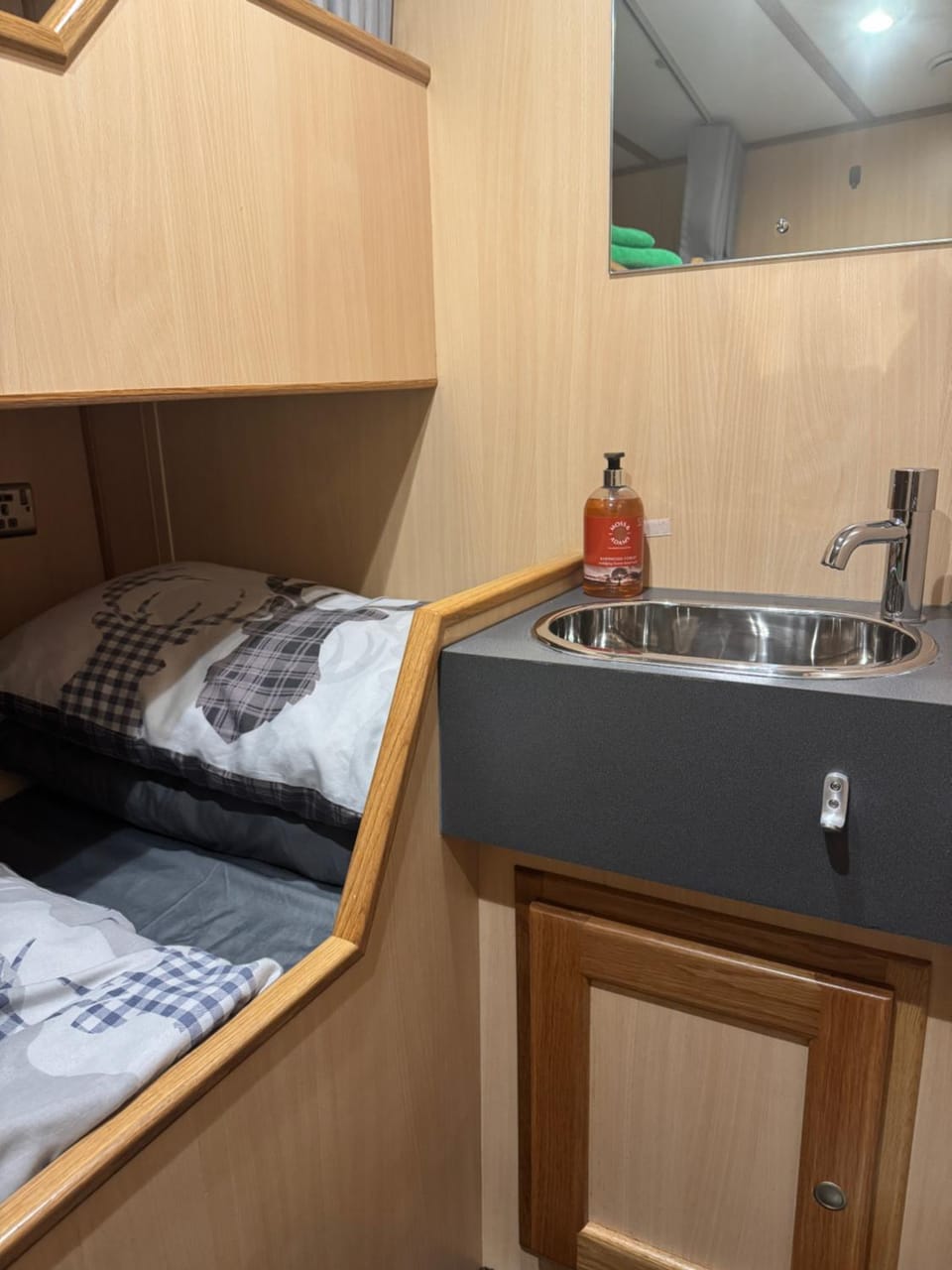 Nova Spero Boat & Breakfast - Caledonian Canal Docked boat in Scotland