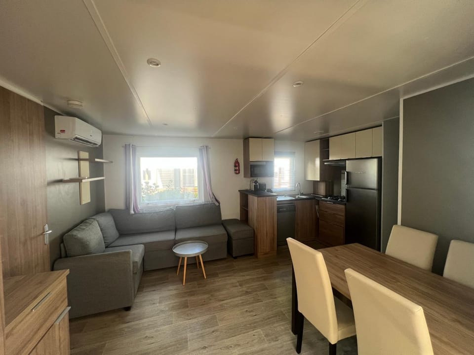 MOBILHOME CAMPING 4 étoiles NARBONNE-PLAGE Campground/ 
RV Resort in Narbonne
