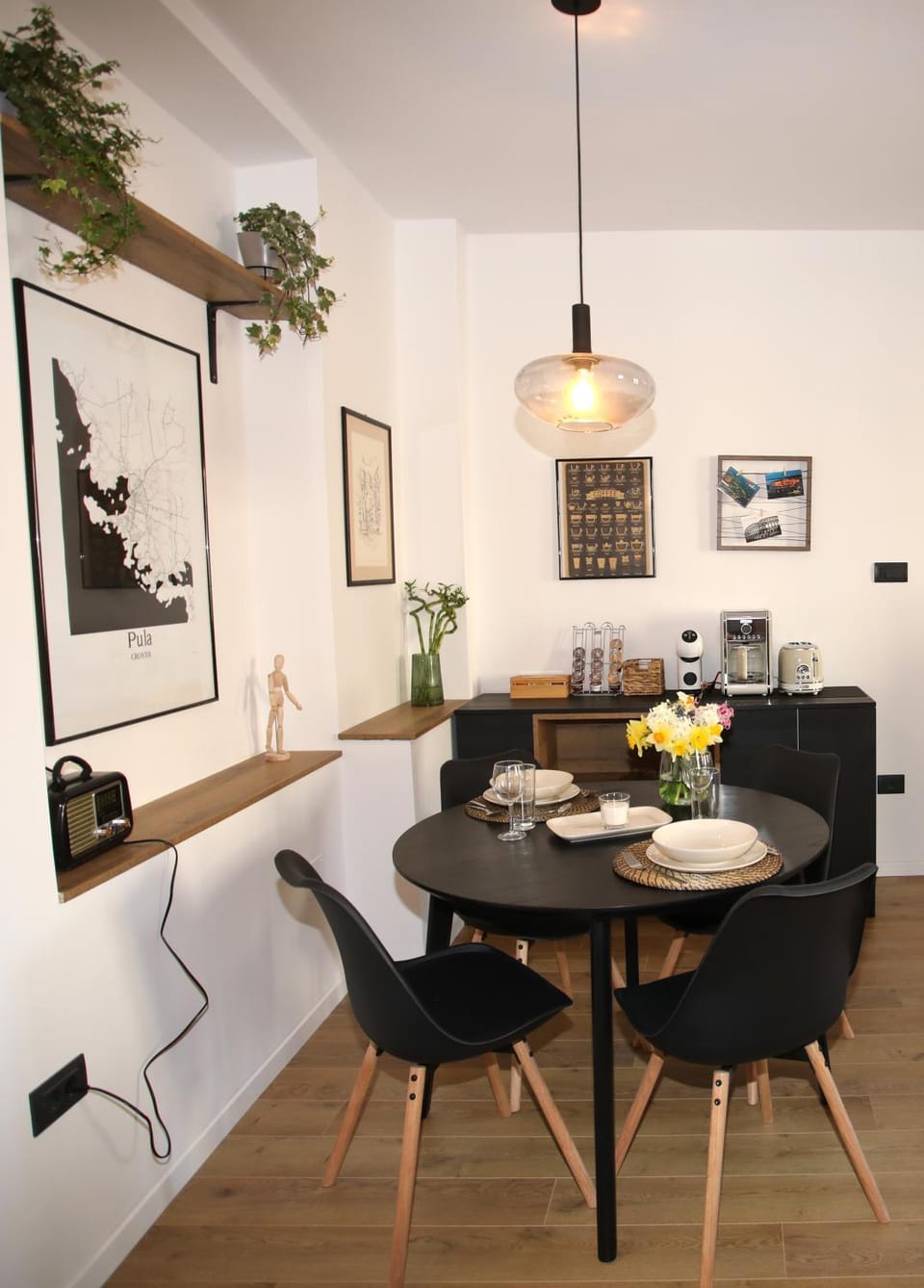 Kitchen or kitchenette, Dining area
