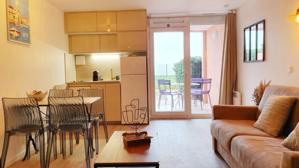 Cosy T2 refait à neuf climatisé, vue mer avec terrasse et jardin, Wifi piscine tennis et parking Apartment in Occitanie