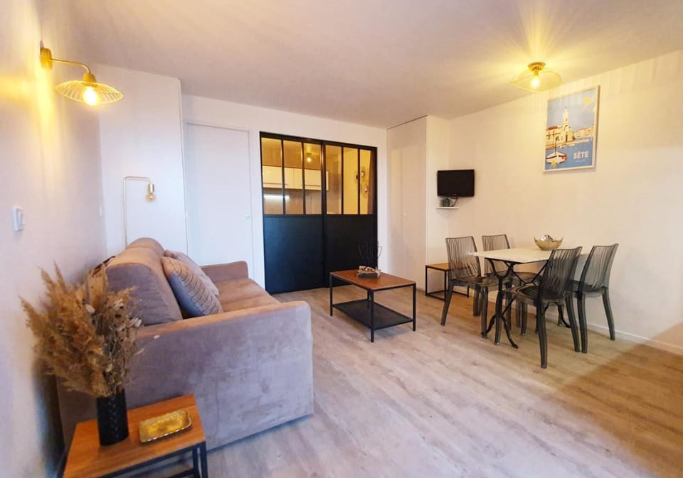 TV and multimedia, Living room, Dining area