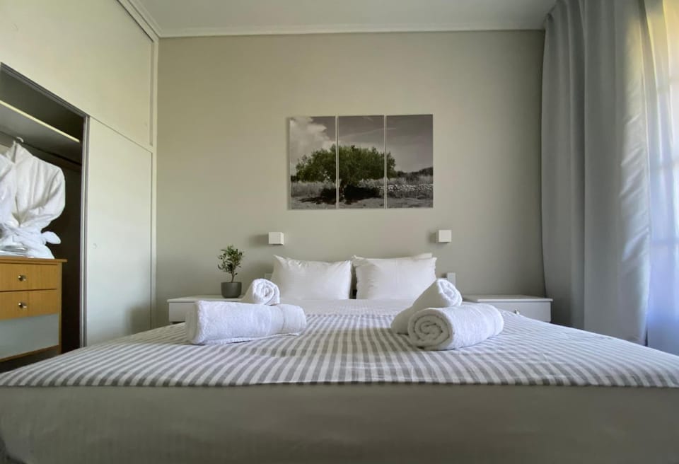 Bed, Bedroom, towels