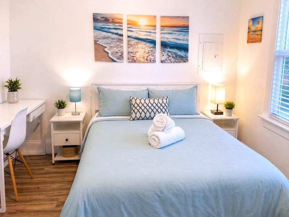 Bed, Photo of the whole room, Bedroom, towels