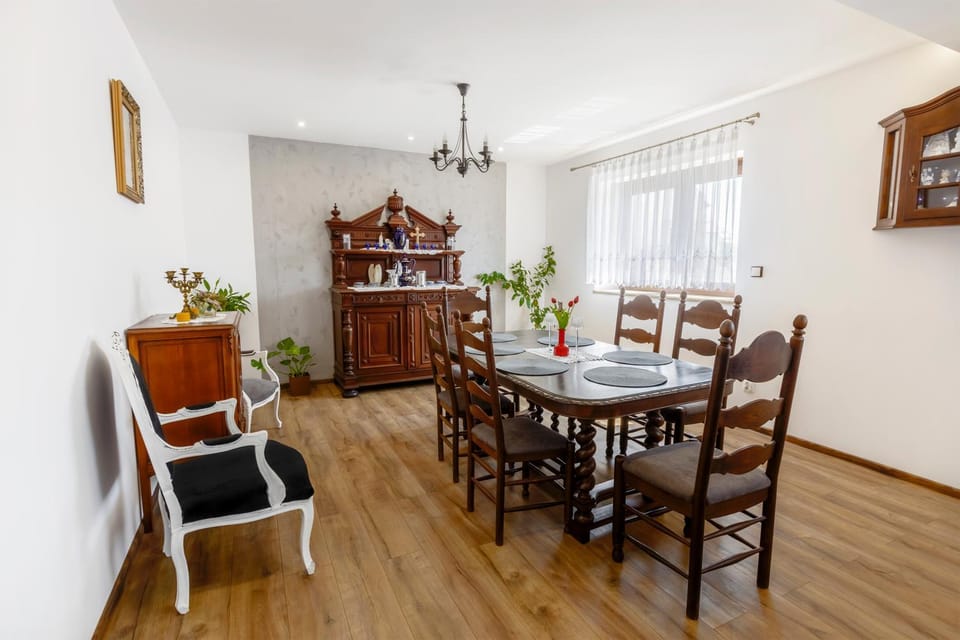 Communal lounge/ TV room, TV and multimedia, Living room, Dining area, hair dresser