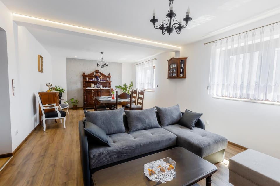 TV and multimedia, Living room, Seating area, Dining area, hair dresser