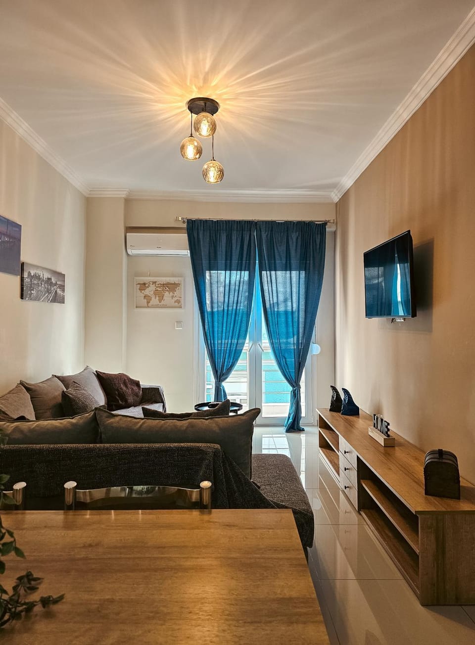 TV and multimedia, Living room, Seating area, Evening entertainment