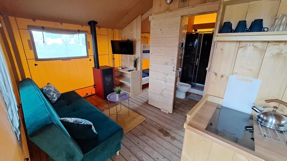 Kitchen or kitchenette, Living room, Seating area, pet friendly, stove