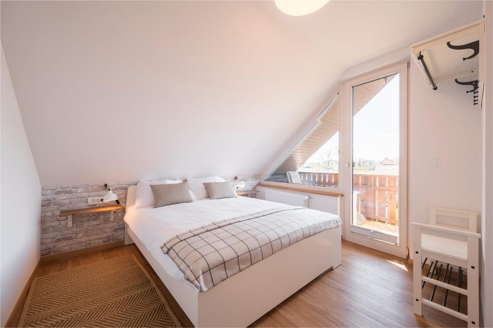 Bedroom, Mountain view
