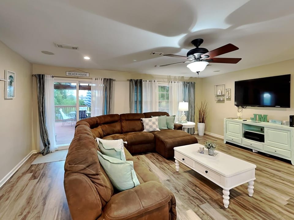 TV and multimedia, Balcony/Terrace, Living room, Seating area, furniture