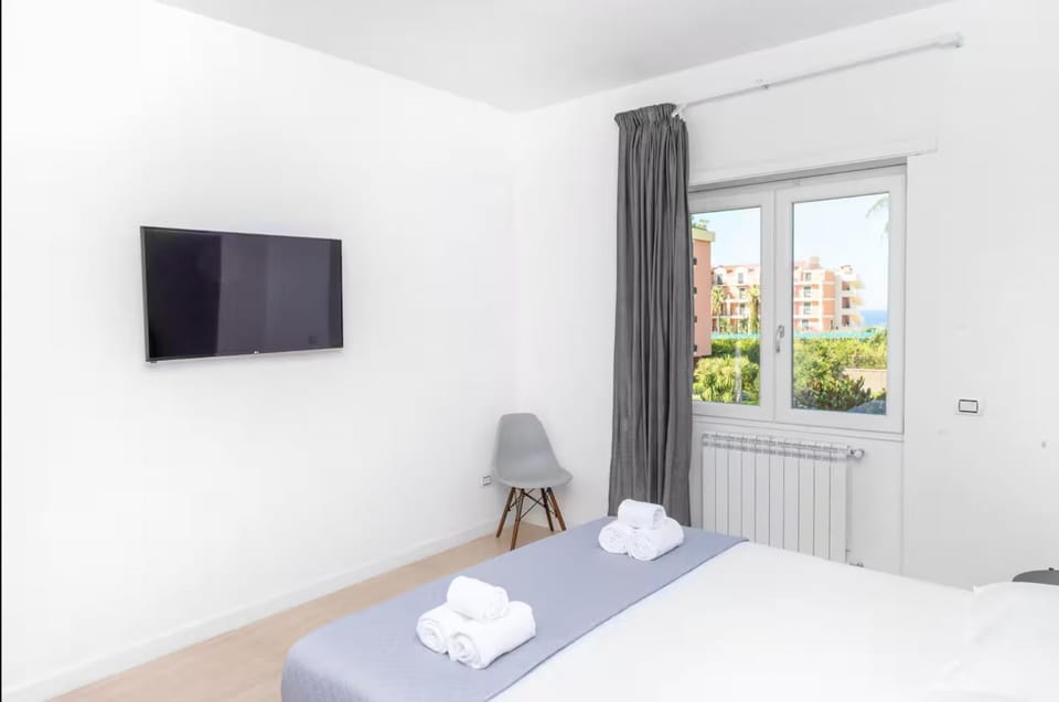 Bed, TV and multimedia, Bedroom