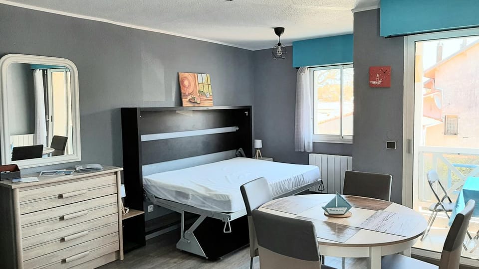 Bed, Living room, Dining area