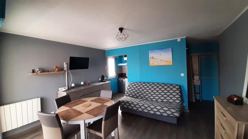 Bed, Living room