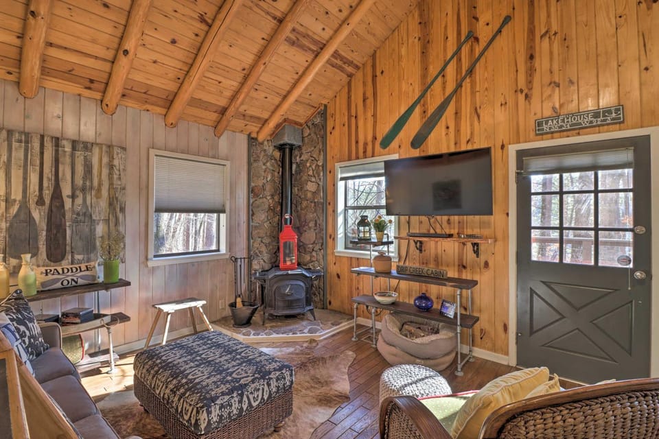 Scenic Greers Ferry Cabin w/ Deck + Fire Pit! Cabin in Greers Ferry Lake