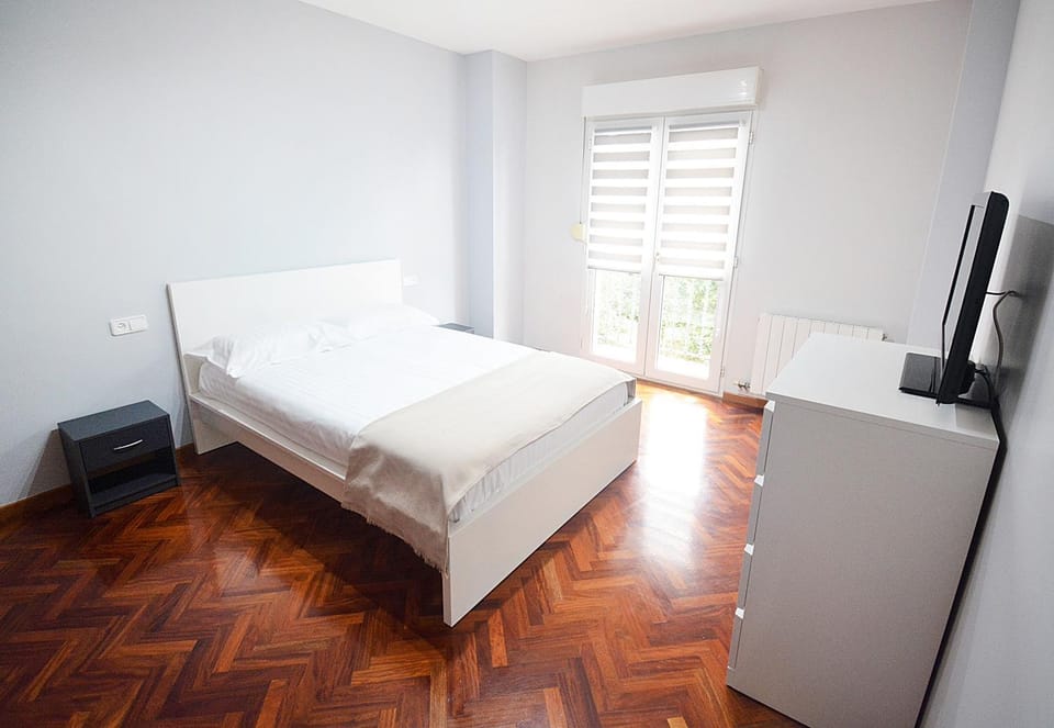 Bed, TV and multimedia, Bedroom