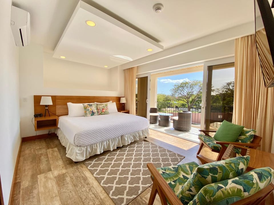 Tropical Luxury 2Bdr condo - Pool view - At the Beach Apartment in Playa Langosta