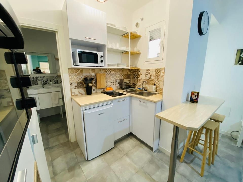 Kitchen or kitchenette