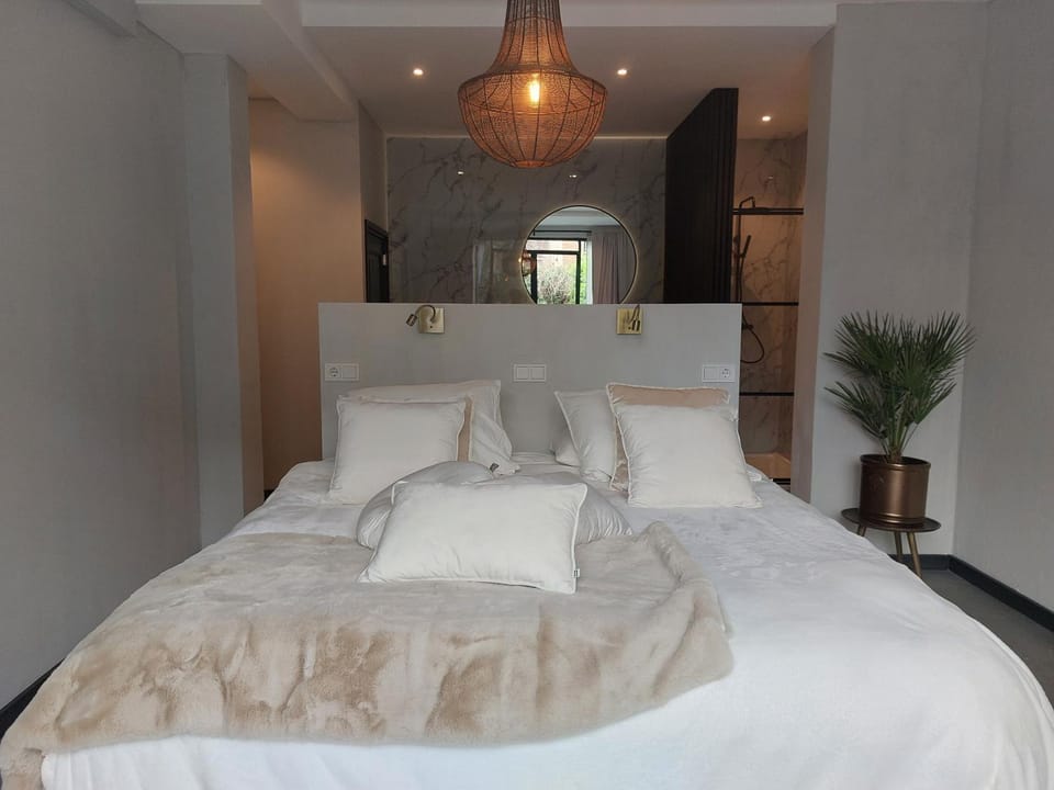 Bed, Photo of the whole room, Bedroom