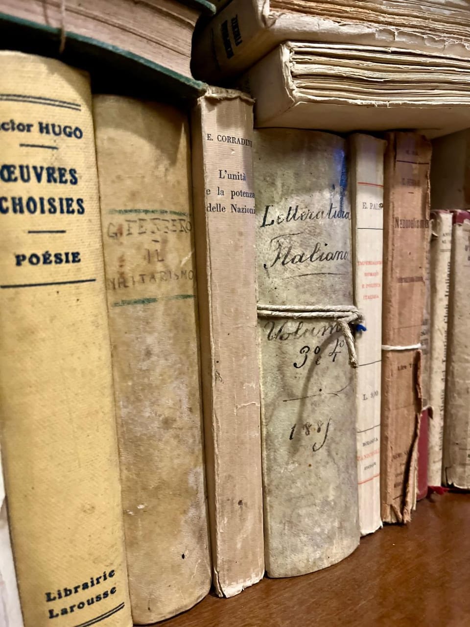 Restaurant/places to eat, Library, Decorative detail