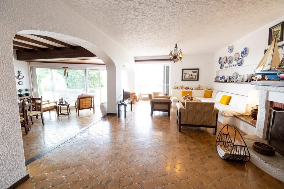 TV and multimedia, Living room, Seating area, Dining area