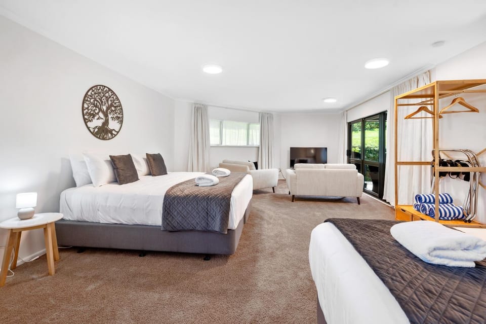 TV and multimedia, Lounge or bar, Bedroom