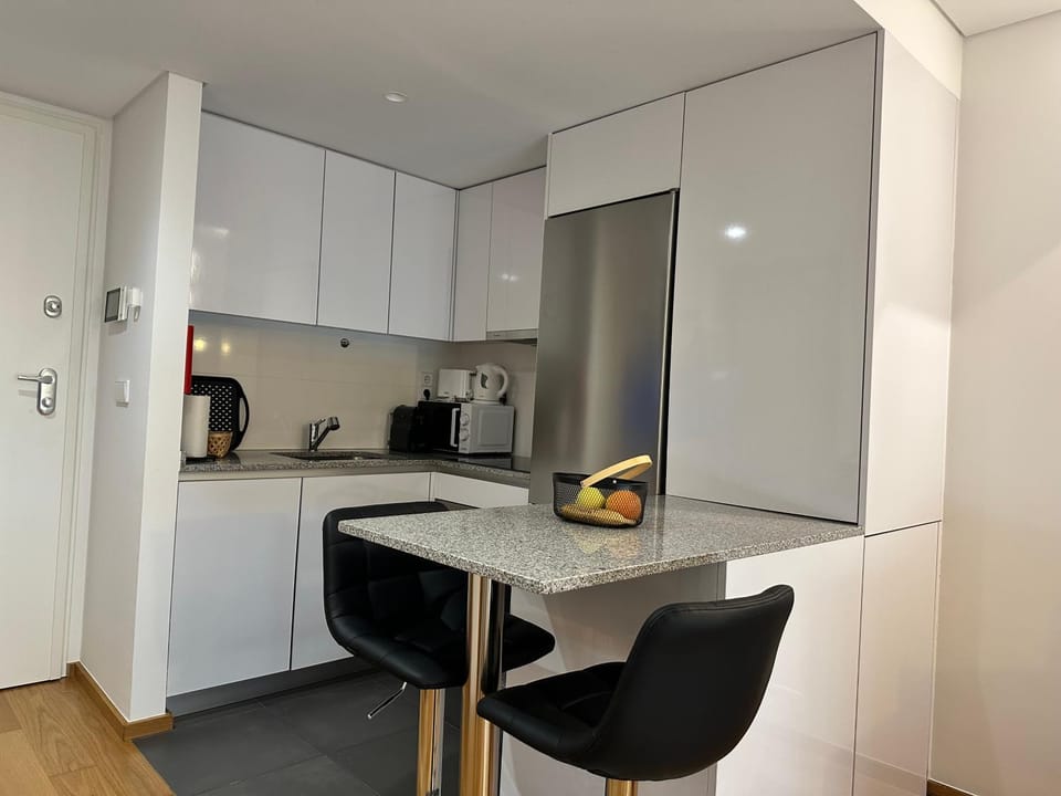 Coffee/tea facilities, Kitchen or kitchenette, oven, stove, toaster