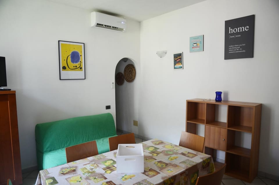 Photo of the whole room, Dining area, air conditioner