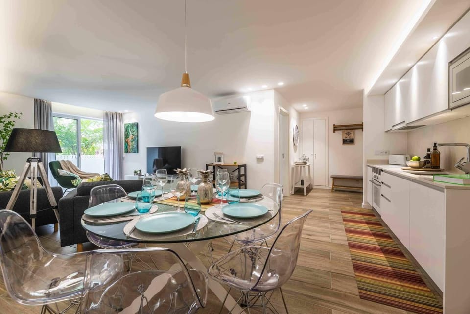 TV and multimedia, Living room, Other, Seating area, Dining area, oven, stove
