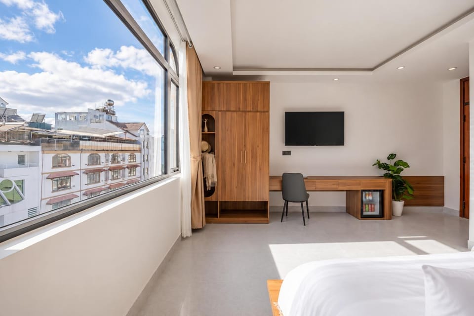 Communal lounge/ TV room, Bed, TV and multimedia, View (from property/room), Photo of the whole room, Evening entertainment, Bedroom, hair dresser