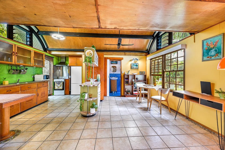 Bathroom, Dining area, kitchen