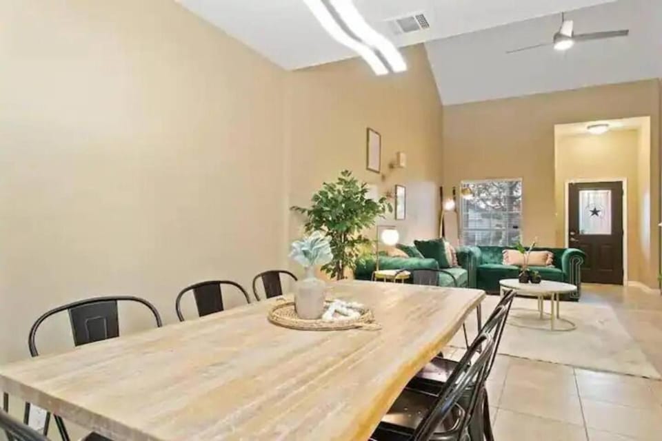 4BR EscapeGames Near Tesla, F1,Trails & Top Eats House in Austin