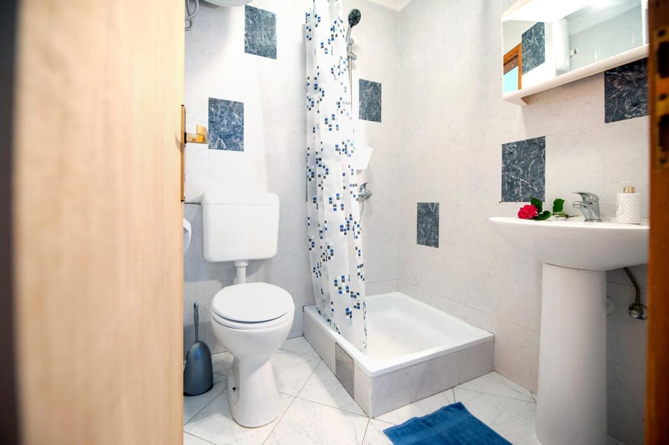 Shower, Toilet, Bathroom, towels