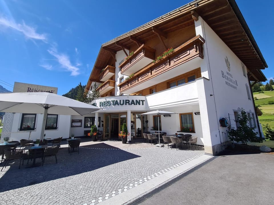Restaurant/places to eat, Facade/entrance, Balcony/Terrace