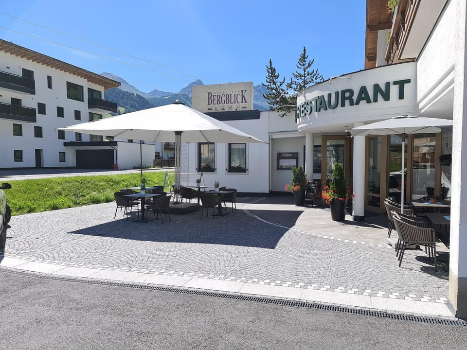 Restaurant/places to eat, Facade/entrance, Property logo or sign