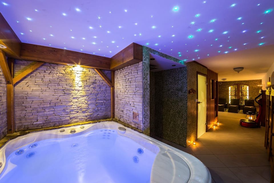 Hot Tub, Massage, Sauna, Spa and wellness centre/facilities