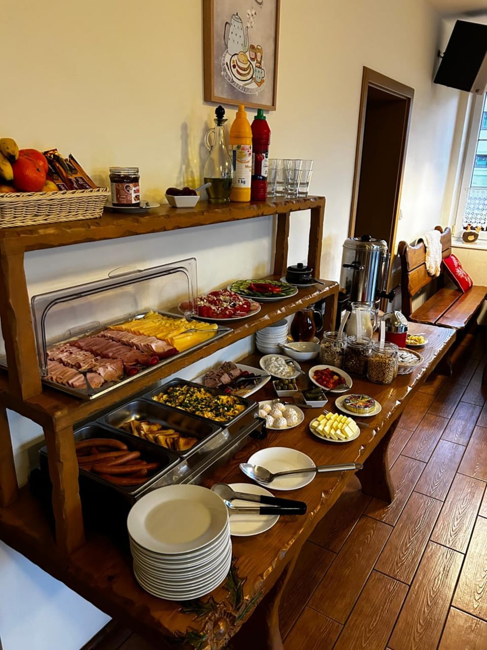 Food and drinks, Dining area, Breakfast, Continental breakfast