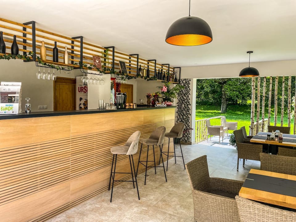 Food and drinks, Seating area, Garden view, Drinks