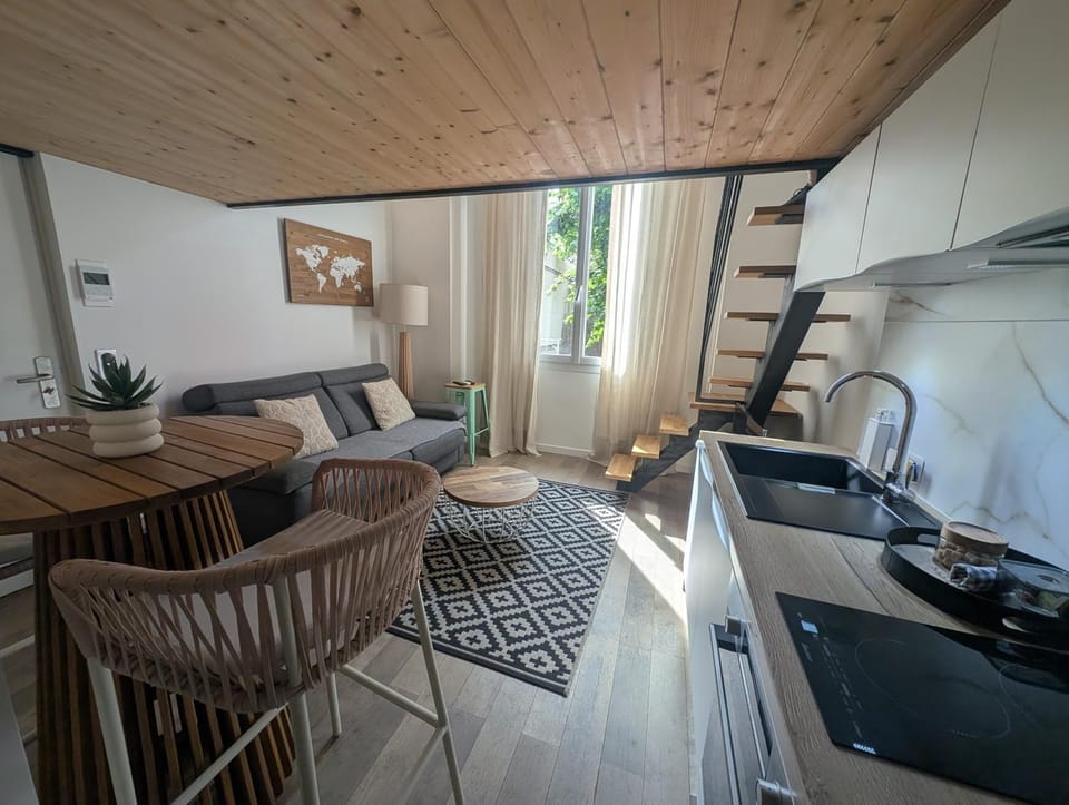 Kitchen or kitchenette, Living room, Seating area, Dining area
