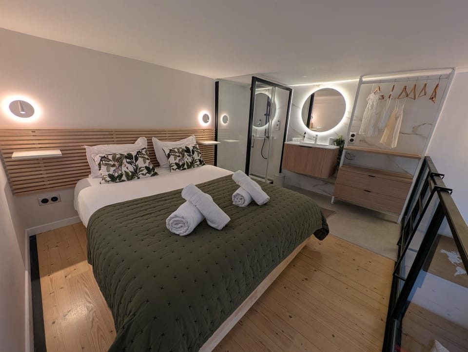 Bed, Bedroom, towels, wardrobe