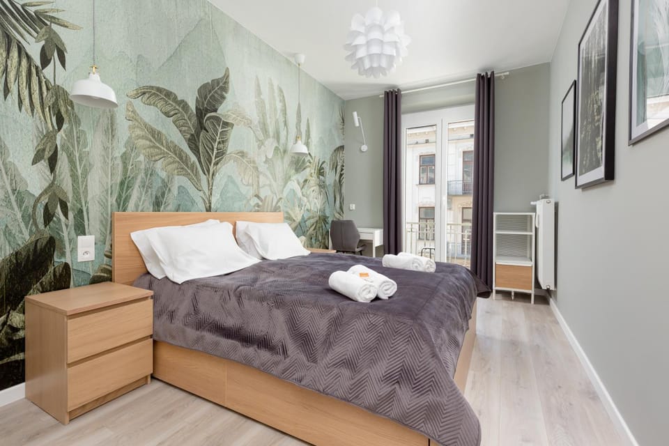 Bed, Seating area, Bedroom