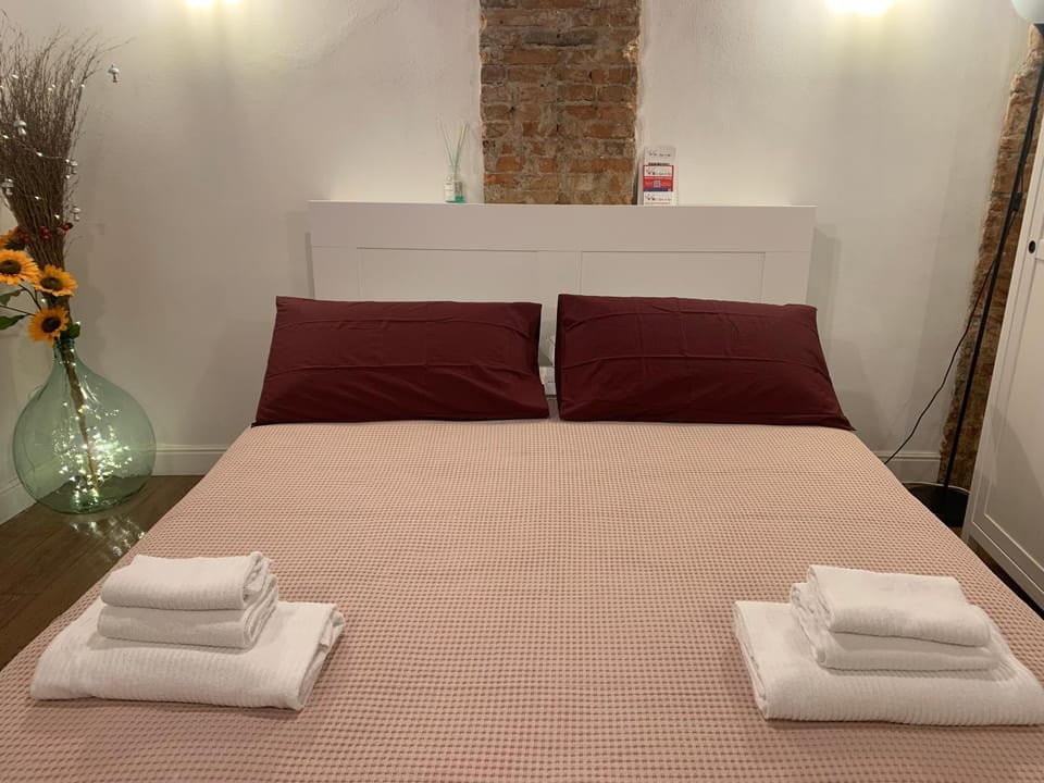 Bed, Bedroom, towels