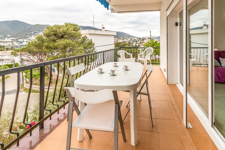 Carboneras 45 - Apartamento con terraza Apartment in Alt Empordà