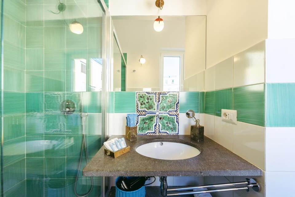Shower, Bathroom, towels