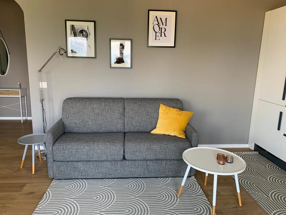 Bed, Living room