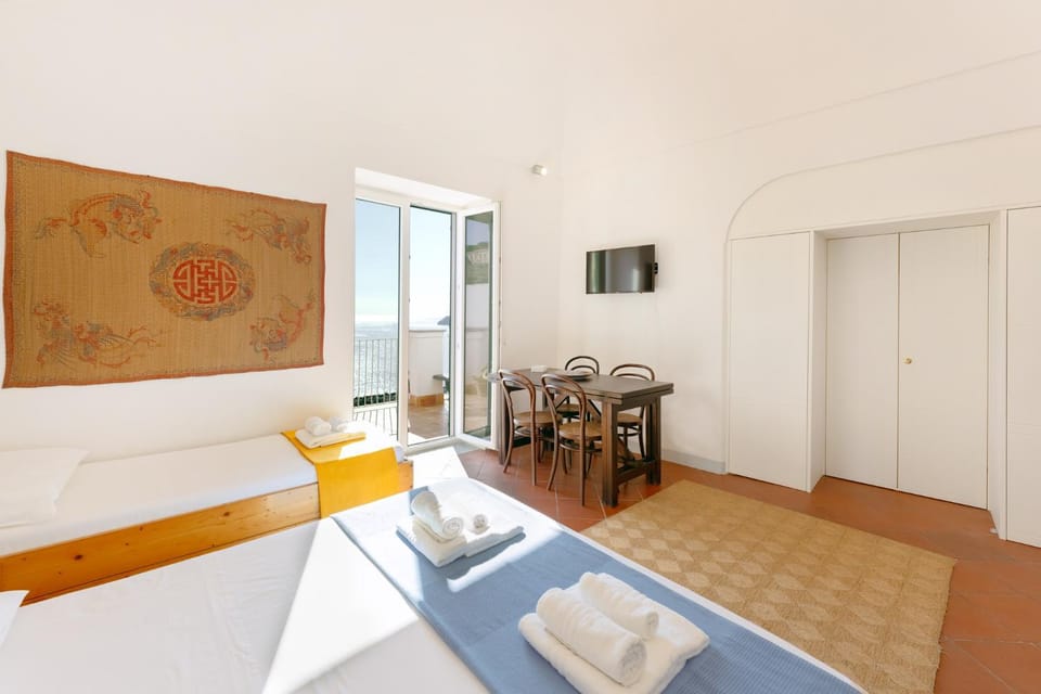 Bed, TV and multimedia, Photo of the whole room, Seating area, Dining area, Bedroom, wardrobe