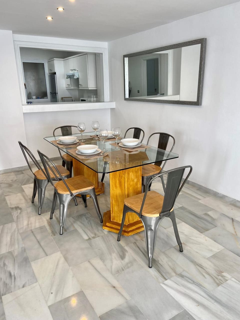 Kitchen or kitchenette, Dining area