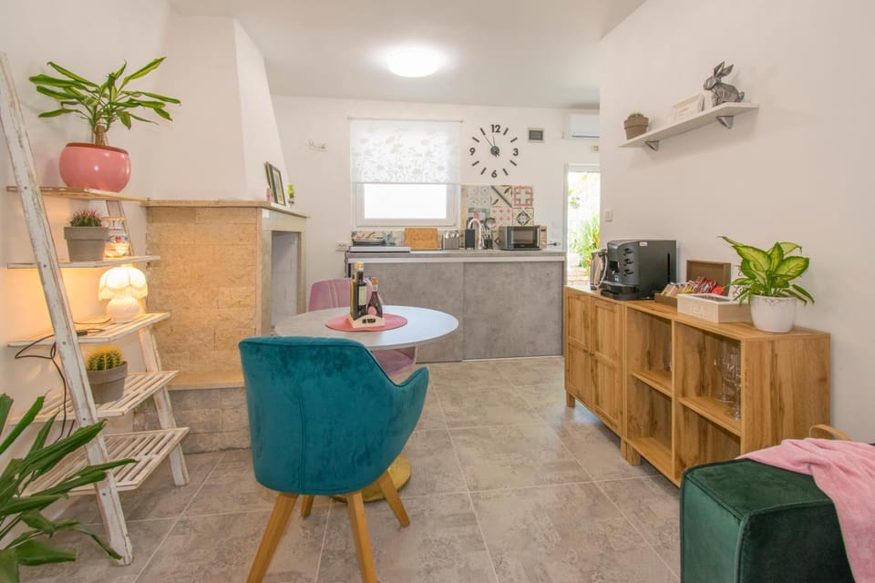 Kitchen or kitchenette, Living room, Seating area